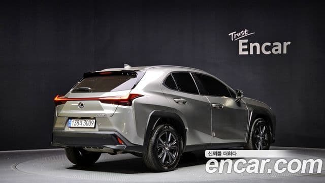 لكزس UX300h 2.0 دفع أمامي